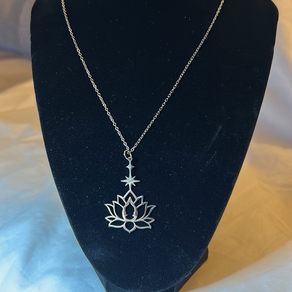 Lotus flower pendant - Picture 5 of 5